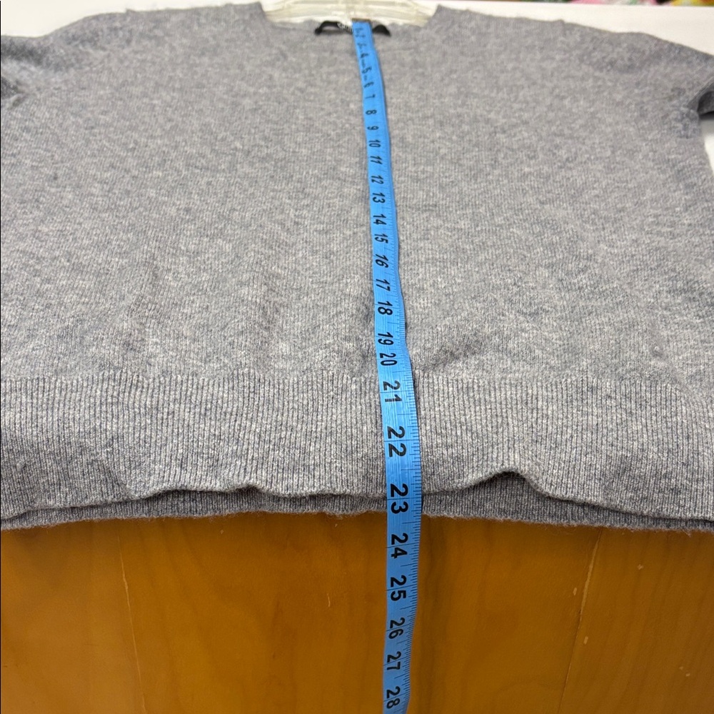 Quince Heather Gray Crewneck Sweater 100% CASHMERE 🤩1 small hole look in photos - Picture 6 of 12